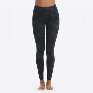 Spanx Look‎ At Me Now Seamless Leggings Black Camo Womens Medium FL3515